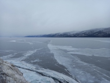 Мужчина насмерть замерз после катания по Байкалу на мотоцикле