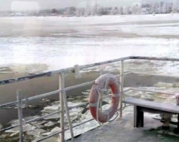На реке Свирь на границе Карелии и Ленобласти во льдах застрял паром с людьми