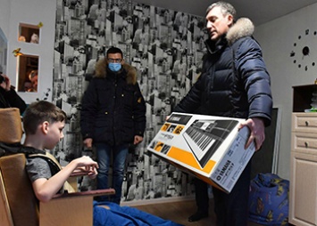 Газовую плиту и синтезатор подарили участникам акции «Елка желаний» в Приамурье