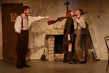 В Молодежном театре Алтая поставили мрачную комедию об ирландском захолустье