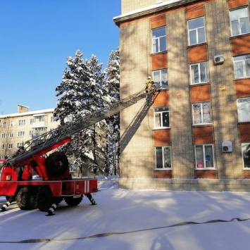 Пожарные ворвались по выдвижной лестнице в окно горадминистрации в Кузбассе