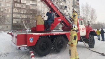 Пожарные спасли 4 человека из горящей многоэтажки в Бийске