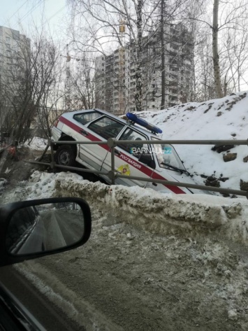 В Барнауле слетевший с дороги автомобиль росгвардейцев угодил в раскопанную коммунальщиками яму