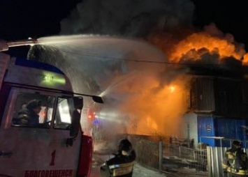 Серьезный пожар тушили ночью в Благовещенске: есть пострадавшие и погибший