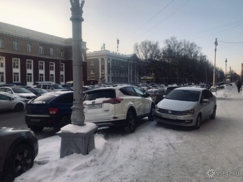 Кемеровские автомобилисты "присвоили" тротуар в центре города