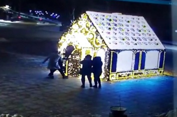 В Зеленоградске молодые люди попытались сломать пряничный домик (видео)