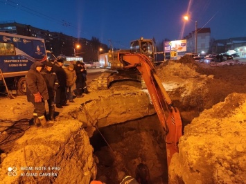 «Барнаульский водоканал» на третий день «победил» коммунальный порыв на улице Малахова