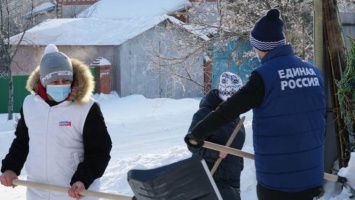 Волонтеры «Единой России» активно помогают пенсионерам в Барнауле