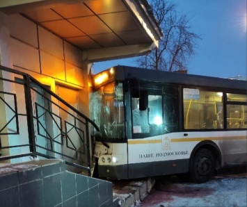 Девять пассажиров пострадали при столкновении автобуса с кинотеатром в Подмосковье