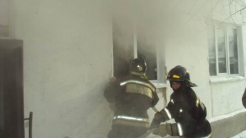 Пожарные спасли 10 человек из горящего дома в Славгороде