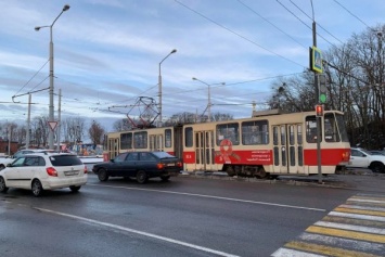На площади Василевского сломался трамвай, собирается пробка (фото)