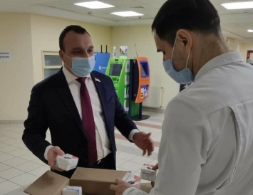 Депутат подарил Нижневартовской окружной больнице пульсоксиметры