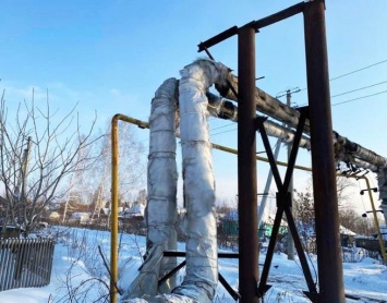 Повредивший трубу КамАЗ лишил тепла 11 домов и колонию в Кемерове