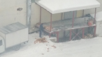 Хлеб "искупался" в снегу рядом с магазином в Кемерове