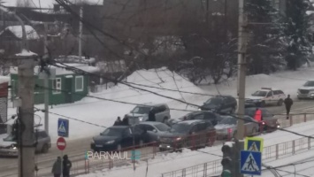 Автопобоище: несколько автомобилей не поделили перекресток в Барнауле