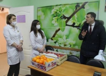 Волонтеры передали фруктовые наборы медикам Райчихинска и Прогресса
