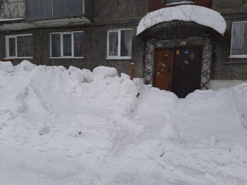 Сброшенный с крыши снег вынудил кузбассовцев идти домой по сугробам
