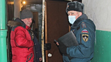 Пожарные вывели более 20 человек из горящей многоэтажки в Барнауле