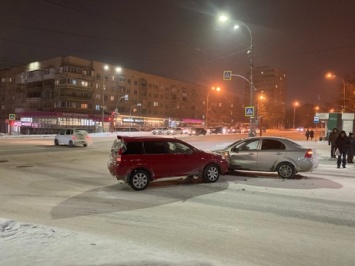 Иномарки получили серьезный урон при столкновении на центральном проспекте в Кемерове