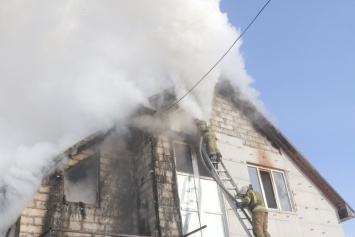 Двухэтажный дом горел открытым огнем в Барнауле