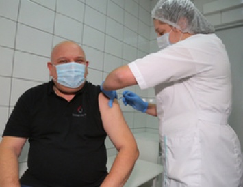 Управляющий директор ОЭМК им. А.А. Угарова сделал прививку от коронавируса