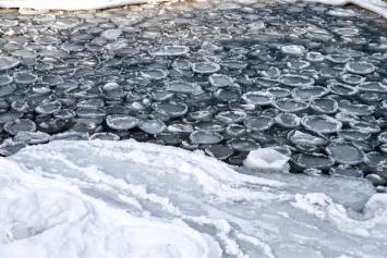 В Прибрежном рыбак провалился под лед