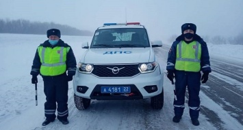 На Алтае экипаж ДПС помог пассажирам автобуса, сломавшегося в 40-градусный мороз