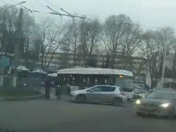 В центре Симферополя из-за ДТП с троллейбусом образовался затор, - ФОТО